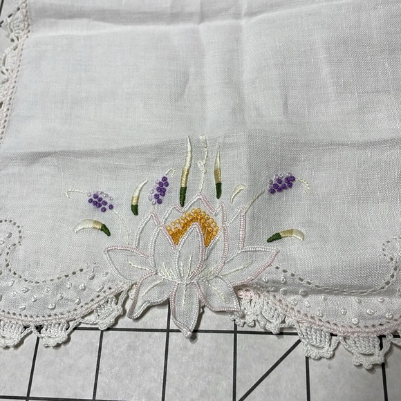 Lot of vintage handkerchiefs/linens w/embroidery and lace embellishments - Picture 2 of 16
